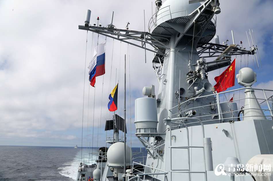 中俄海军舰艇编队穿越日本海 展开联合机动演习