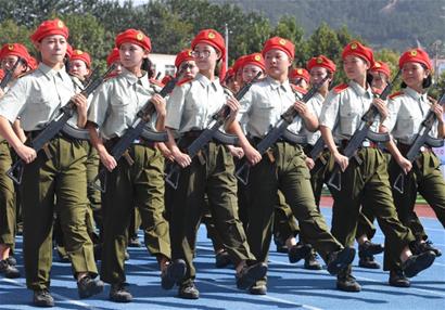 青岛中学生军校军训展示：45个方队沙场阅兵