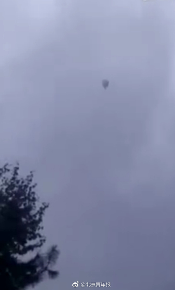 男子乘氢气球打松籽 气球失控带其飘走失联三天