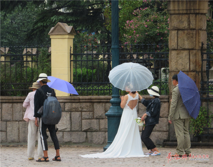 共担风雨 浙江路教堂前新人冒雨拍婚纱照