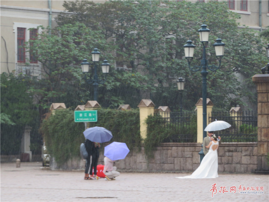 共担风雨 浙江路教堂前新人冒雨拍婚纱照
