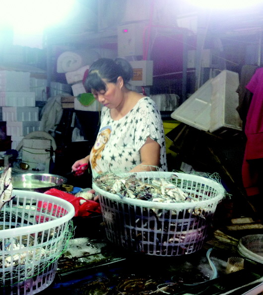 凌晨探海鲜市场 售价每斤30元的海蟹涨到50元