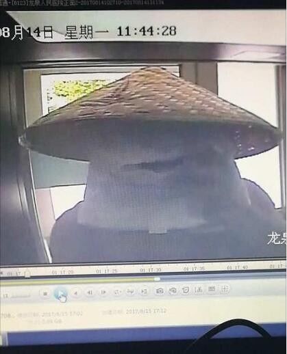 男子酒店装摄像头专敲老板 事后戴斗笠蒙面取钱