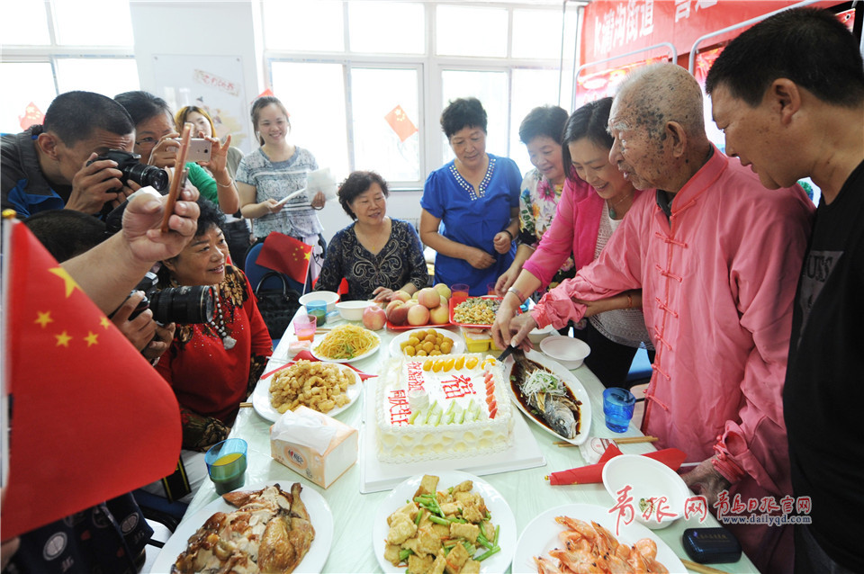 青岛30名古稀老人与祖国母亲同庆生日