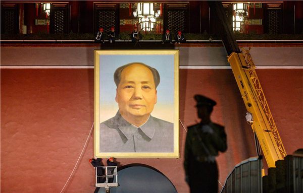 迎国庆天安门更换毛主席画像 用时1个多小时(图)