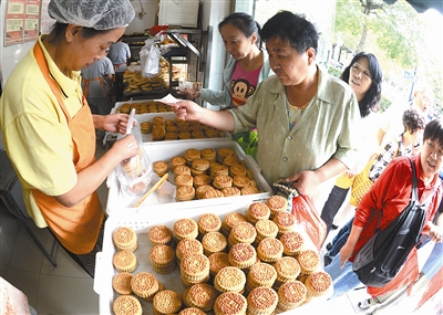 探访青岛月饼市场：传统口味走俏 年轻人爱定制