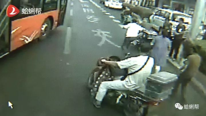 外卖小哥两度怒拦公交 砸碎车窗辱骂乘客拖行司机