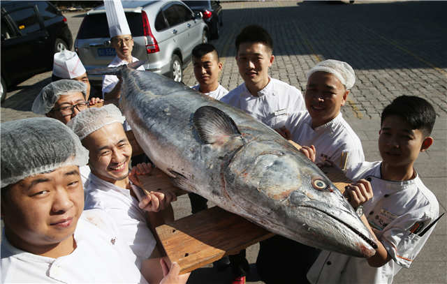 仰口捕到大鲅鱼身长约2.4米 神秘人花两万买走 - 青岛新闻网