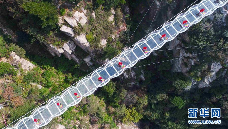 惊险刺激！沂蒙山160米长玻璃桥投入使用