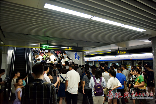 地铁3号线国庆行车间隔将缩短 日均客流预计23万