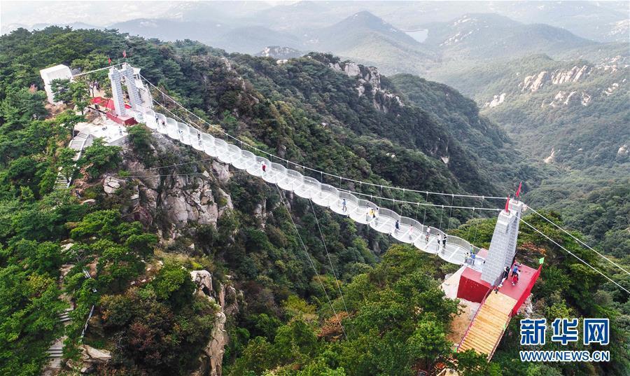 惊险刺激！沂蒙山160米长玻璃桥投入使用