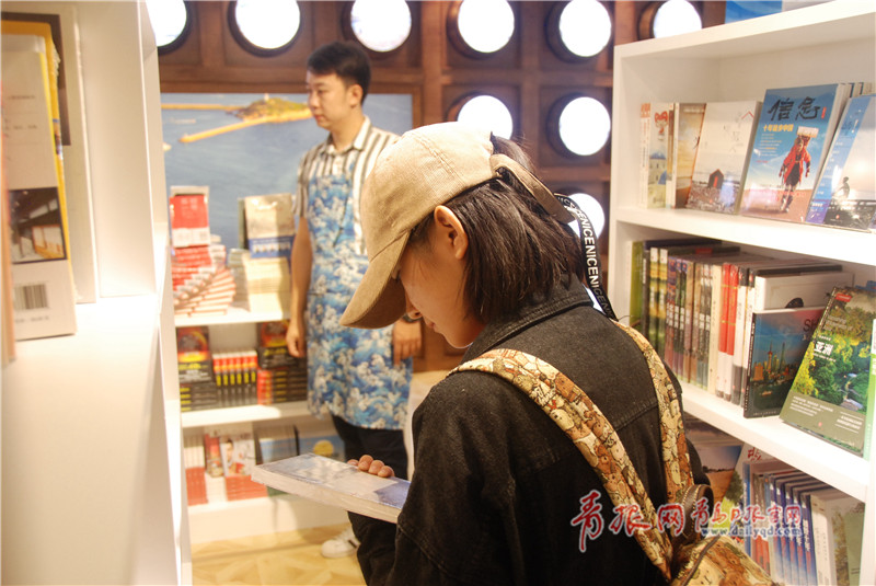 今天，青岛离海最近的书店开业了 海洋元素满满！