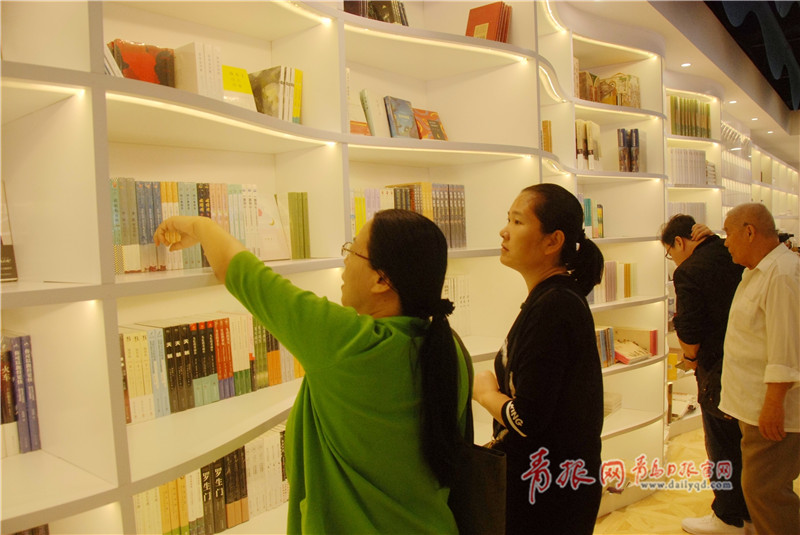 今天，青岛离海最近的书店开业了 海洋元素满满！