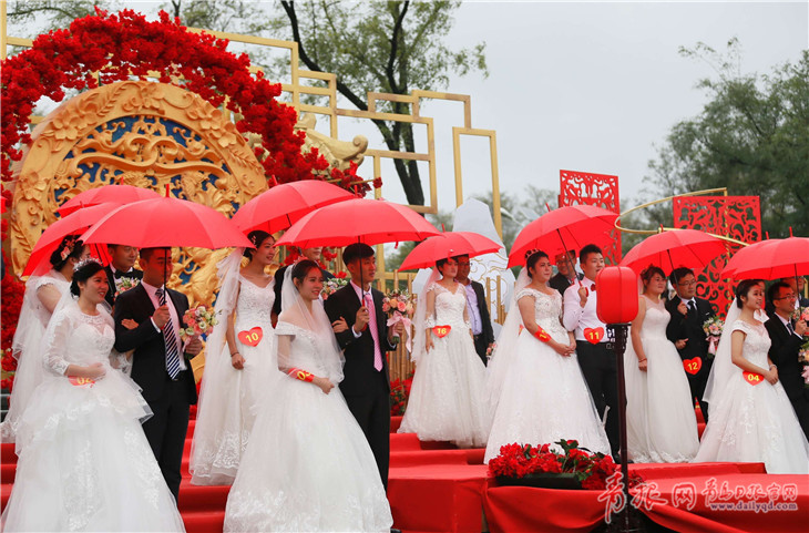 国庆首日 即墨29对新人举行集体婚礼与国同庆