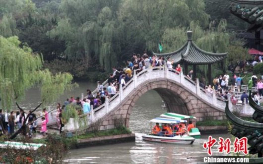 假期第二日中国接待游客1.14亿人次 收入937亿