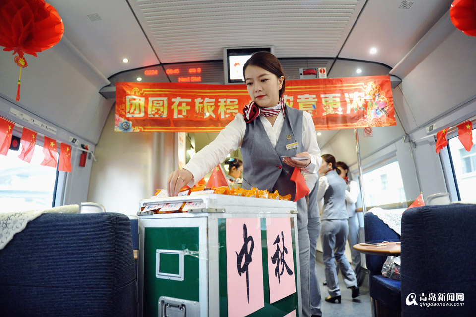 青岛始发高铁免费送月饼 2.7万人人手一份