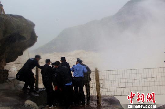 男子从壶口瀑布坠落 陕西宜川警方救其脱险(图)      