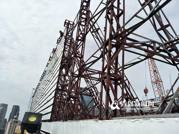 青岛最大楼顶广告被拆除 动用500吨级起重机