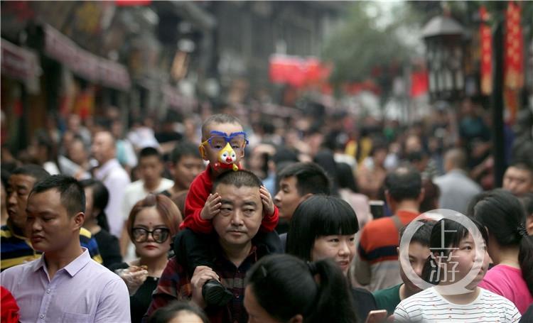 双节假期家长肩膀上的风景：满满都是爱(图)