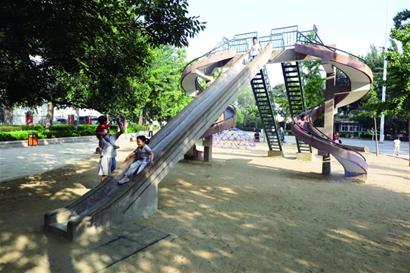 老沧口公园走进春天 大滑梯串起几代人的记忆