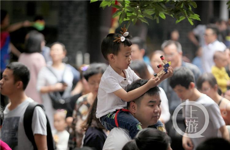 双节假期家长肩膀上的风景：满满都是爱(图)