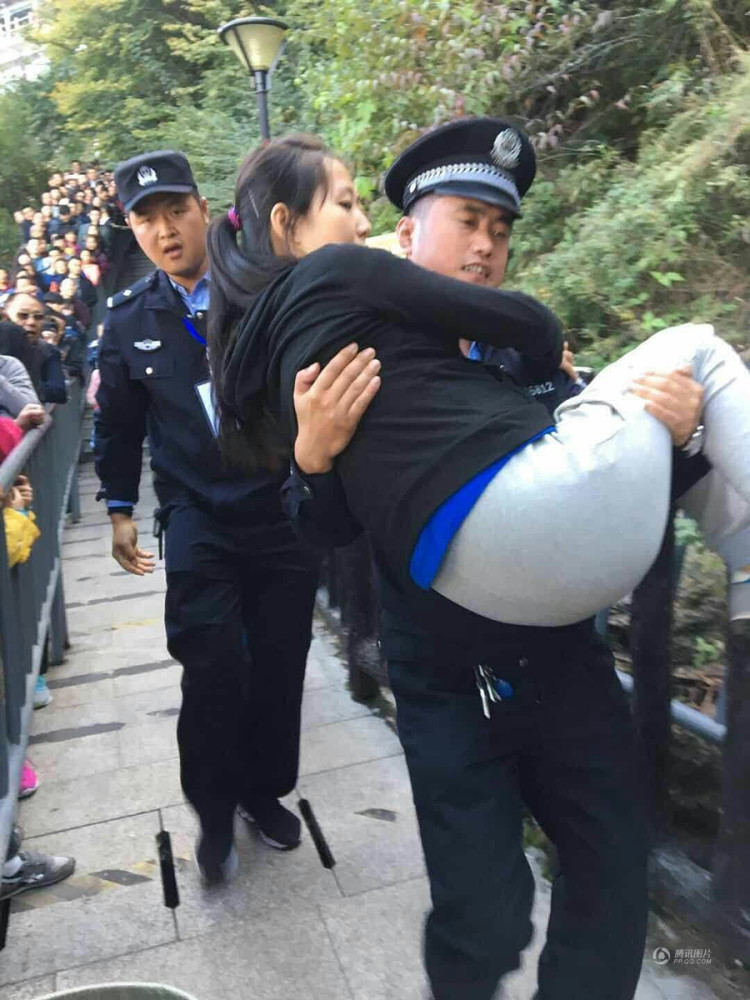 孕妇爬山突感不适 警察“公主抱”护送下山