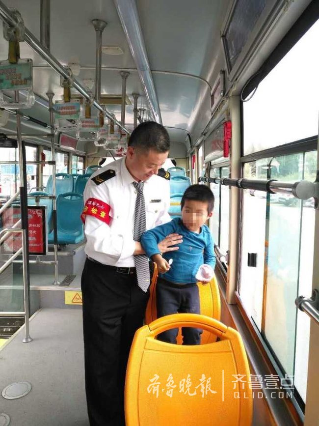 公交车上捡到五岁娃 驾驶员报警1小时找到家人