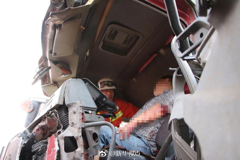 消防员国庆前三次推迟婚期 暴雨中救15名群众