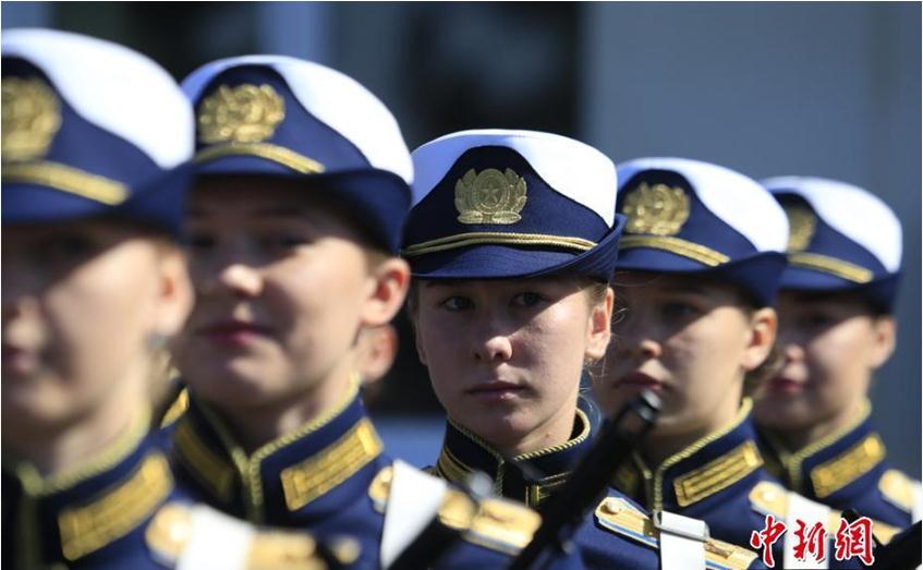 俄罗斯女飞行员宣誓仪式 个个颜值不输空姐