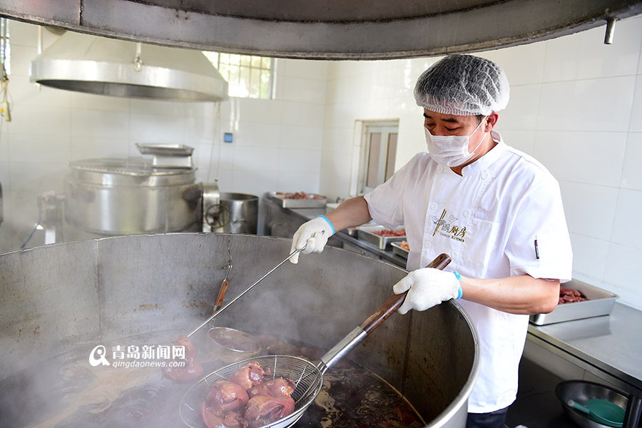 【青岛故事】他用39年的老汤 做了17年猪头肉