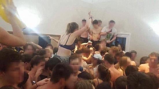 牛津大学学生聚会:男生赤裸上身 女生脱到只剩内衣