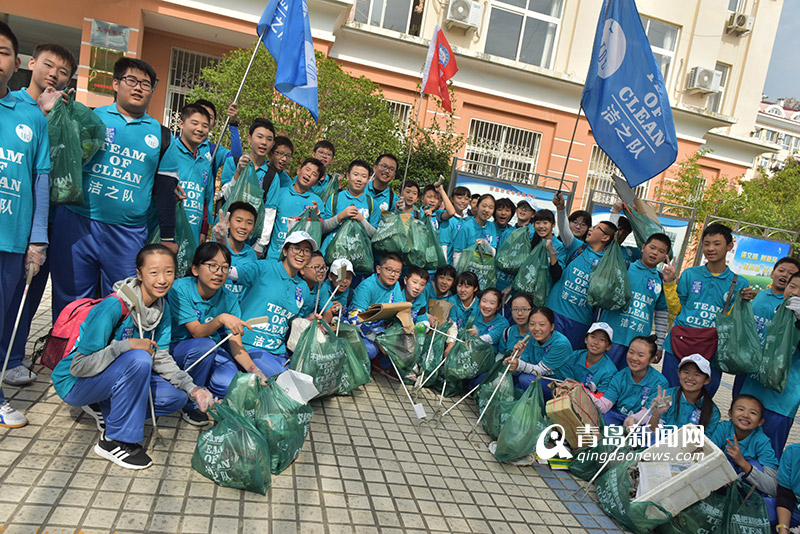 送节目捡垃圾 50多名中学生进养老院看望老人