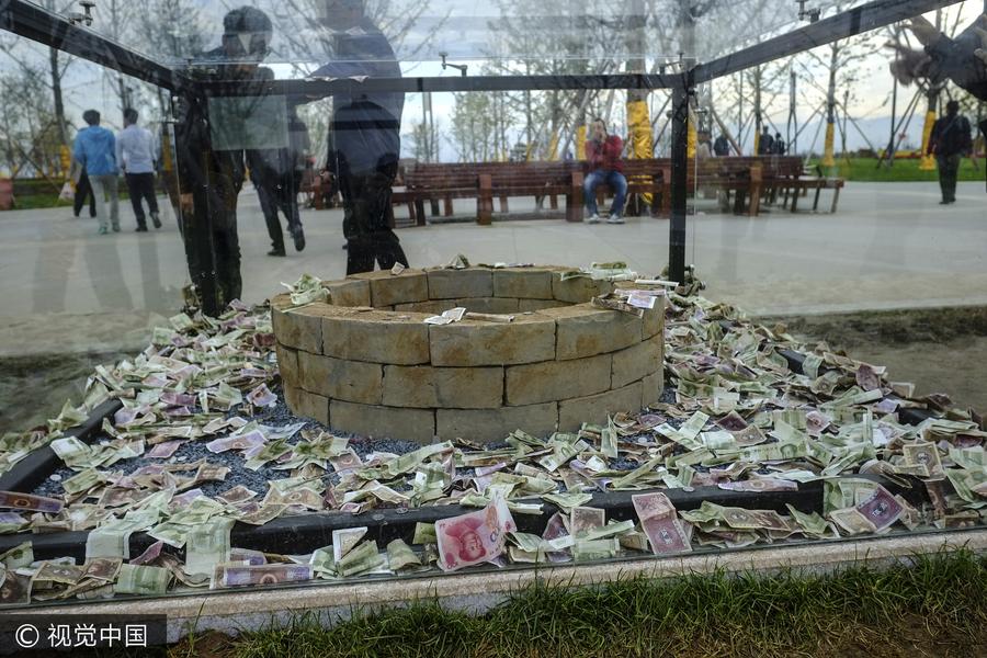 西安汉代陶井砖被游客扔满钱 其中还有百元大钞