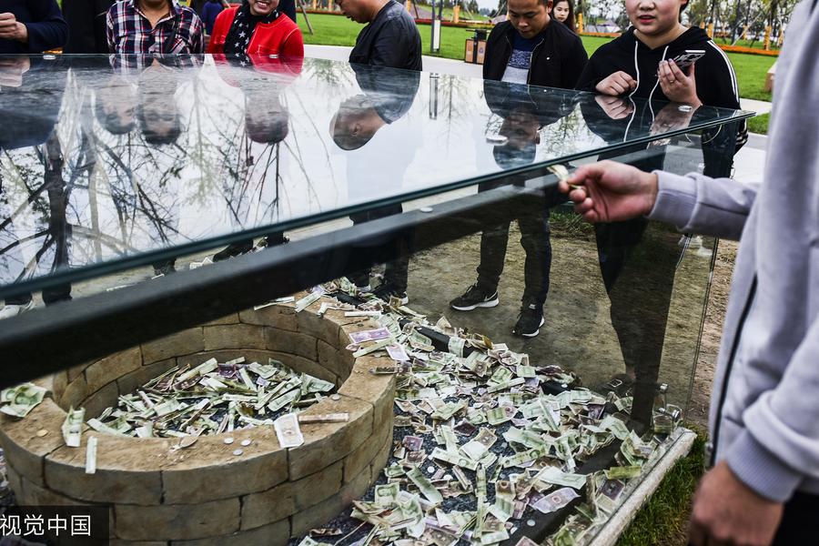 西安汉代陶井砖被游客扔满钱 其中还有百元大钞