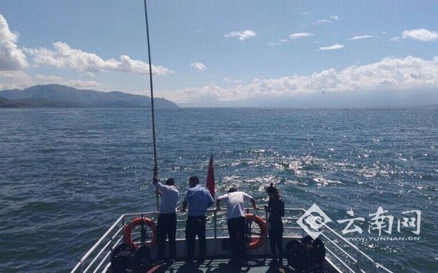 游客乘游轮拍照手机掉入洱海 欲跳海寻机被劝回
