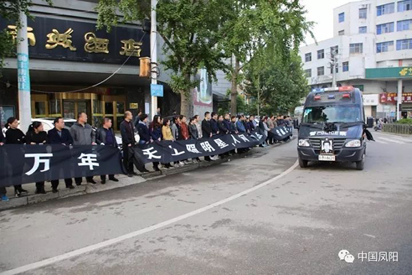 安徽41岁警察牺牲千人送行 曾累到眼睛玻璃体出血                     