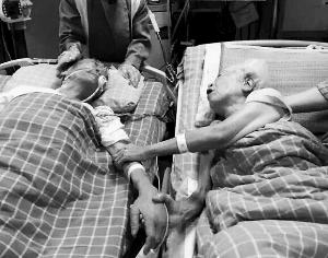 宁波“牵手奶奶”去世 夫妻病床牵手照感动无数人