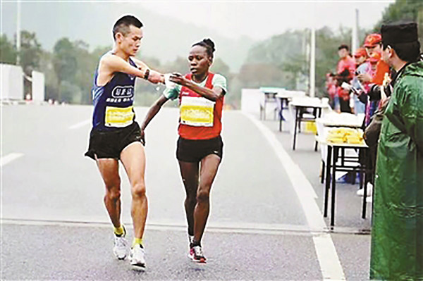 马拉松暖闻再现：外籍跑者为中国断臂选手递水