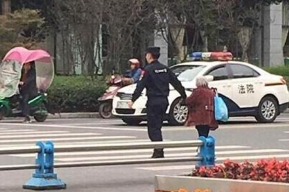 22岁警察牵80岁老婆婆过街 上万人赞“最暖牵手”      