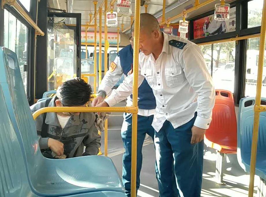 乘客呕吐不止 热心公交司机将其护送回家