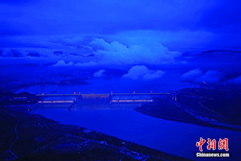 三峡大坝首次整体“点亮” 夜景美不胜收