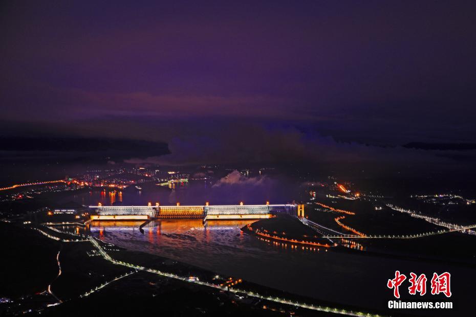 三峡大坝首次整体“点亮” 夜景美不胜收