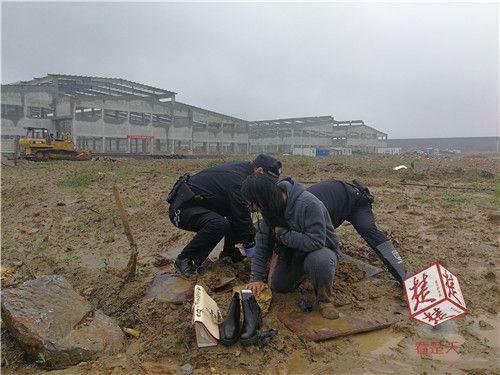 女孩陷泥潭无法自拔 警察奋战半小时“挖”出她