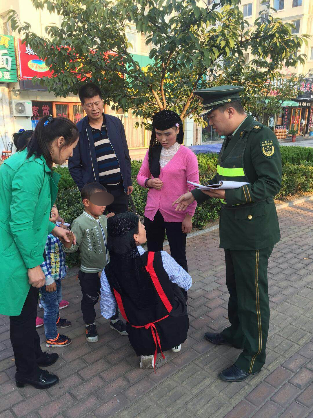 大人店内忙孩子不见了 五龄童迷路民警送回家