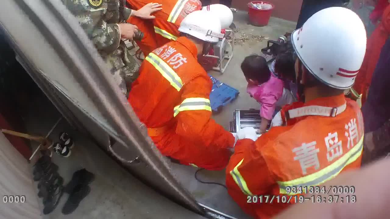 一岁娃手指被面条机“咬”住 消防民警拆机救人