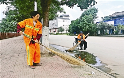 丈夫坐轮椅陪妻子扫大街十年 感动无数中国网友