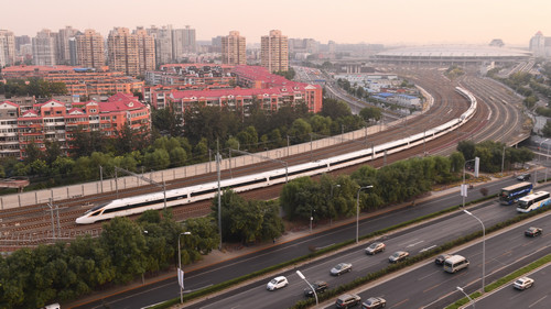 资料图片：9月21日，一列“复兴号”列车驶出北京南站。新华社记者李贺摄