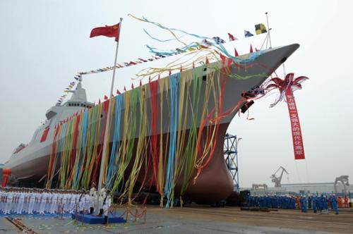 　6月28日上午，中国海军新型驱逐舰首舰下水仪式在上海江南造船(集团)有限责任公司举行。该型舰是中国完全自主研制的新型万吨级驱逐舰，先后突破了大型舰艇总体设计、信息集成、总装建造等一系列关键技术，是中国海军实现战略转型发展的标志性战舰。 莫小亮/摄(资料图片)