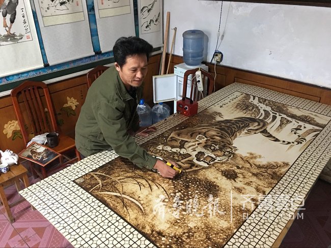 胶州杀猪匠用烙铁作画 一幅虎图售出1.8万元