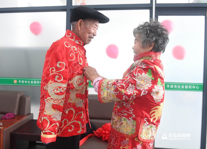 福利中心收获爱情 两名77岁老人喜结连理(图)